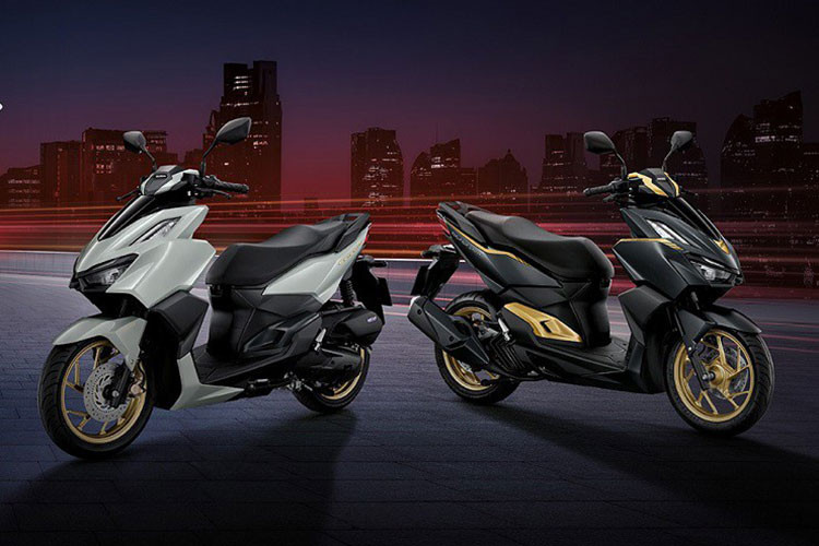 Honda đã chính thức ra mắt Click 160 phiên bản 2025 tại thị trường Campuchia. Ở thế hệ mới, xe ga Honda Click 160 2025 được bổ sung màu Xám khói ngọc trai hoàn toàn mới, 2 màu sắc hiện có là là Đen và Đỏ cũng đã được tinh chỉnh ấn tượng hơn. 