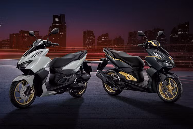 Honda đã chính thức ra mắt Click 160 phiên bản 2025 tại thị trường Campuchia. Ở thế hệ mới, xe ga Honda Click 160 2025 được bổ sung màu Xám khói ngọc trai hoàn toàn mới, 2 màu sắc hiện có là là Đen và Đỏ cũng đã được tinh chỉnh ấn tượng hơn. 