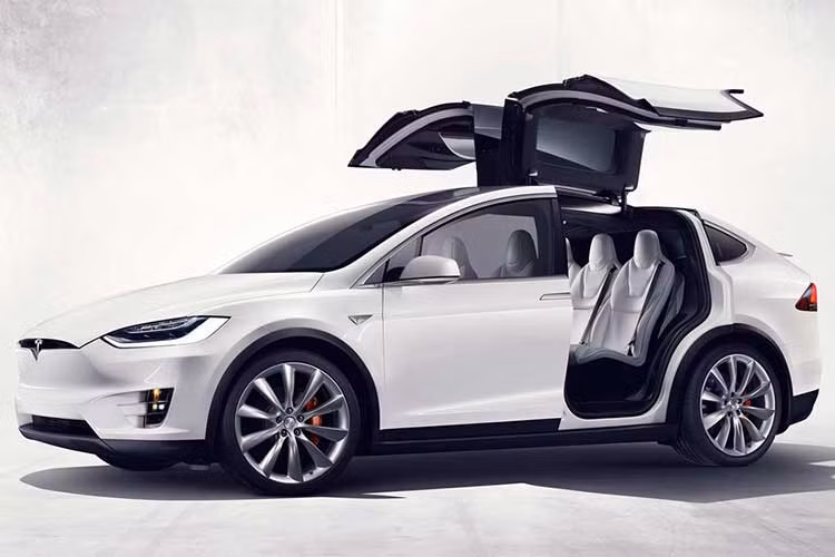 Chiếc SUV Tesla Model X có rất nhiều điểm tương đồng với “người anh em” Model S, từ thiết kế, hệ thống động lực cho đến các trang bị và công nghệ trên xe. Nó sở hữu khoang nội thất rộng rãi hơn nhưng đồng thời trọng lượng cũng nhỉnh hơn vì kích thước đã tăng lên. Mặc dù to lớn hơn nhưng Model X vẫn rất nhanh nhẹn và linh hoạt.