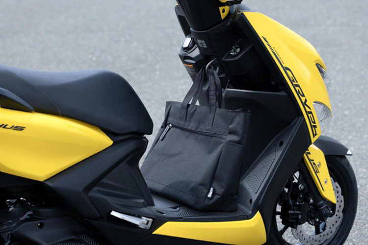 Xe cũng được tích hợp hệ thống khóa thông minh Smartkey, hộc chứa đồ phía trước kèm cổng sạc USB tiện dụng, cùng với cốp xe rộng rãi dưới yên – đáp ứng nhu cầu chứa đồ hằng ngày.