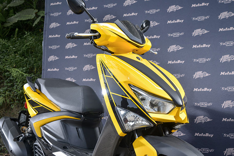 Bên cạnh việc cải tiến động cơ thì mẫu xe ga Yamaha Cygnus Gryphus 2025 tại Nhật Bản cũng được cập nhật thêm màu Vivid Yellow Solid 2, mang phong cách thể thao trẻ trung, nổi bật hơn.