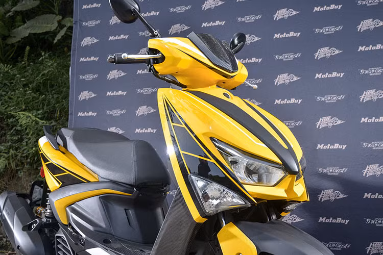 Bên cạnh việc cải tiến động cơ thì mẫu xe ga Yamaha Cygnus Gryphus 2025 tại Nhật Bản cũng được cập nhật thêm màu Vivid Yellow Solid 2, mang phong cách thể thao trẻ trung, nổi bật hơn.