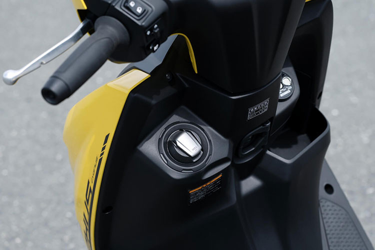 Cygnus Gryphus 2025 mới nhà Yamaha được trang bị cụm đồng hồ kỹ thuật số toàn phần hiển thị đầy đủ các thông số với giao diện hiện đại.