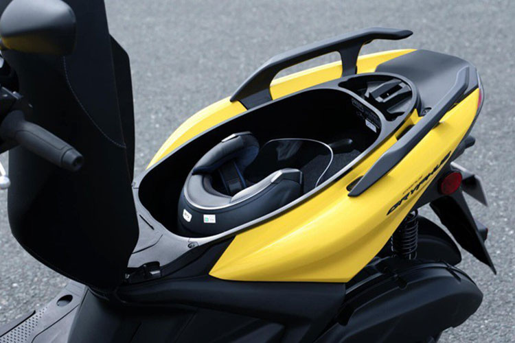 Về trang bị vận hành, xe sử dụng mâm đúc 12 inch, lốp không săm với kích thước lần lượt là 120/70 ở bánh trước và 130/70 ở bánh sau.