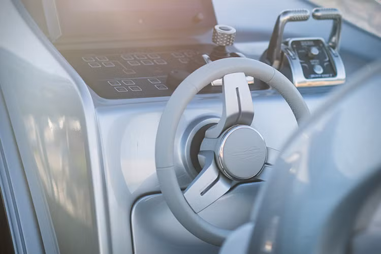 Siêu du thuyền mang tên “Mũi tên bạc của biển cả” với các đường nét cổ điển bóng bẩy, thanh lịch, kiểu dáng hai bên thân mượt mà và thấp. Nó có sức chứa tối đa lên tới 10 hành khách, với tổng chiều dài 14,14 m, thân dài 13,85 m và bề rộng tối đa là 3,97 m.