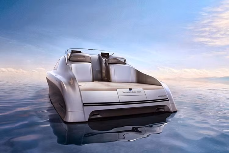 Trên thực tế, Mercedes cùng hợp tác công ty sản xuất du thuyền Silver Arrows Marine để hoàn thành siêu phẩm này. Hai công ty có kế hoạch chỉ chế tạo 10 chiếc và sẽ bán ở mười nước khác nhau. Arrow460-Grandturismo sẽ đến tay người dùng vào nửa cuối năm 2017.