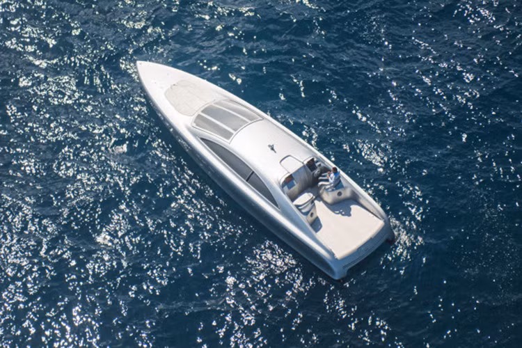 Là một siêu du thuyền mới, nhưng thực ra bản concept của Arrow460-Grandturismo Edition 1 đã được Mercedes-Benz giới thiệu lần đầu vào năm 2012. Sau đó tiếp tục giới thiệu hình ảnh thiết kế chi tiết hơn tại Monaco Yatch Show vào tháng 9/2013. Và sau 4 năm chờ đợi, Mercedes đã không khiến người hâm mộ thất vọng.