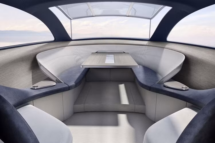  Ngoài vẻ ngoài hào nhoáng, mẫu du thuyền của Mercedes còn có nội thất cực sang trọng và những công nghệ tân tiến nhất. Toàn bộ nội thất bên trong du thuyền làm bằng da nubuck (loại da aniline được mài bề mặt, tạo ra một lớp nhung) và gỗ bạch đàn.