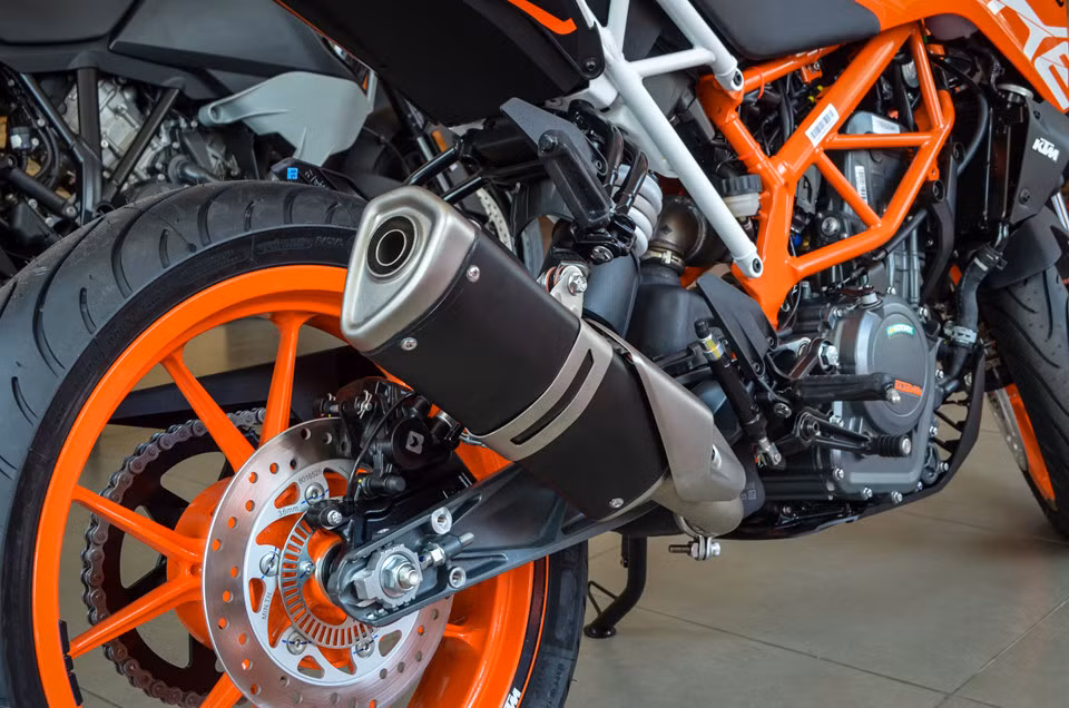 KTM Duke 390 từng được tạp chí Cycle World bình chọn là xe tốt nhất trong phân khúc 2 năm liên tiếp. Nakedbike của KTM được đánh giá tốt về khả năng vận hành, phù hợp với những tay lái mới nhưng vẫn mang đến trải nghiệm đủ thuyết phục các nài kinh nghiệm.