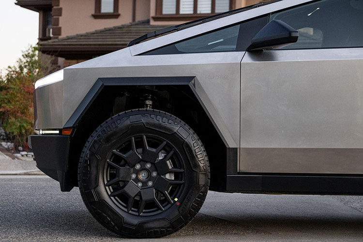 Bất chấp những "lời có cánh" từ Tesla, các chuyên gia an toàn vẫn tiếp tục bày tỏ lo ngại về thiết kế độc đáo của Cybertruck có thể không đảm bảo các yếu tố về mặt an toàn. Theo Reuters, các chuyên gia đã quan sát các cuộc thử nghiệm va chạm của Tesla Cybertruck và cho biết họ cần những dữ liệu thực tế hơn để đưa ra một kết luận chắc chắn về mẫu xe được ví như chiếc “lô cốt di động” này.