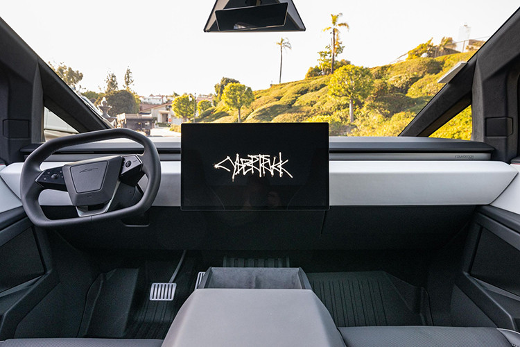 Bên cạnh đó, Julia Griswold, Giám đốc Trung tâm Nghiên cứu Giao thông An toàn của Berkeley tại Đại học California cho rằng trọng lượng khá nặng của Tesla Cybertruck và khả năng tăng tốc đáng kinh ngạc của xe có thể là mối lo thường trực của những người đi đường.