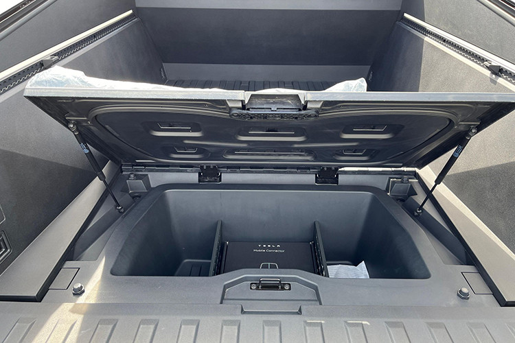 Trong một cuộc phỏng vấn với Top Gear, kỹ sư trưởng của Tesla thừa nhận rằng các quy định an toàn của châu Âu liên quan đến vấn đề an toàn cho người đi bộ có thể đặt ra những thách thức cho việc giới thiệu Cybertruck ở Lục địa già.