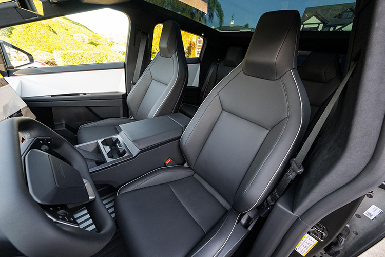 Thậm chí, Hội đồng An toàn Giao thông Châu Âu mới đây đã đưa ra một tuyên bố rằng đơn vị này hi vọng Tesla sẽ không giới thiệu Cybertruck tại châu Âu. Họ nói thêm rằng “một phương tiện có kích thước, sức mạnh và trọng lượng lớn như vậy sẽ là vấn đề đáng lo ngại cho người đi bộ và người đi xe đạp trong trường hợp va chạm”.