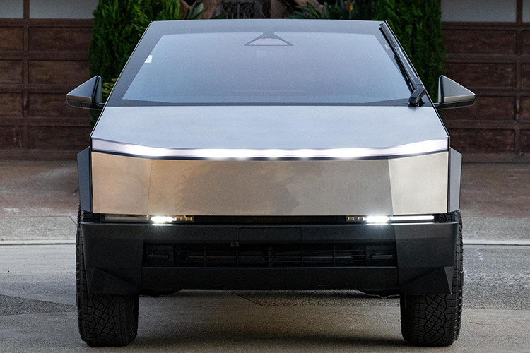 Mặc dù điều cần thiết là phải chờ đánh giá an toàn toàn diện trước khi đưa ra những thông tin chính xác về vấn đề này, nhưng có khả năng những khách hàng của Tesla Cybertruck sẽ không bị cản trở bởi những lo ngại nói trên. Nhiều chủ xe bán tải chỉ ưu tiên cảm giác lái một trong những chiếc xe chắc chắn và mạnh mẽ nhất trong phân khúc và ít chú trọng đến tác động tiềm tàng đối với sự an toàn của những người tham gia giao thông khác.