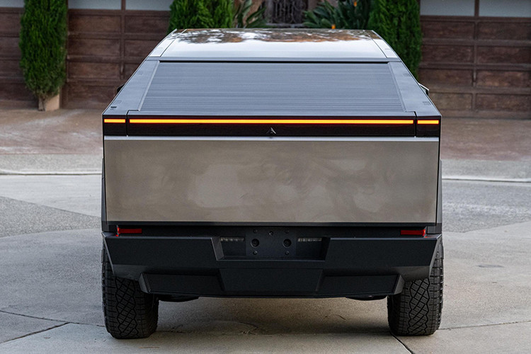 Không chỉ vậy, nhiều nhà nghiên cứu còn cho rằng những rủi ro tiềm ẩn liên quan đến Tesla Cybertruck không chỉ ảnh hưởng đến người đi xe đạp và người đi bộ mà các phương tiện khác cũng có thể bị ảnh hưởng. David Friedman, cựu Giám đốc NHTSA , nhấn mạnh mối lo ngại này, cho rằng nếu Cybertruck va chạm với một phương tiện khác, chiếc xe còn lại sẽ hấp thụ lực tác động và gây nguy hiểm cho người ngồi bên trong.