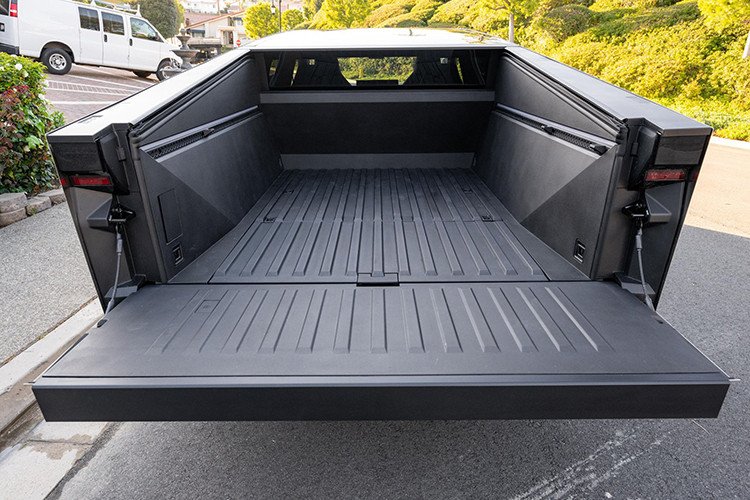 Adrian Lund - cựu Chủ tịch Viện Bảo hiểm An toàn Đường cao tốc Mỹ (IIHS), đã bày tỏ lo ngại: “Vấn đề lớn là nếu họ thực sự làm cho lớp vỏ của xe trở nên rất cứng bằng cách sử dụng thép không gỉ dày, thì khi người ta đập đầu vào, chúng có thể gây ra nguy hiểm cho họ".