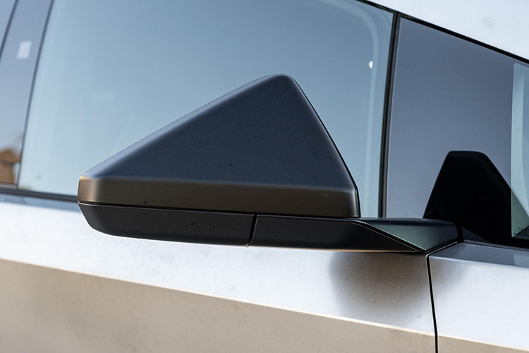 Samer Hamdar, Giáo sư An toàn ôtô tại Đại học George Washington, đã bày tỏ lo ngại về vùng hấp thụ lực va chạm trên mẫu xe bán tải điện của Tesla. Tuy nhiên, ông thừa nhận rằng các tính năng khác như “cơ chế hấp thụ sốc” có thể giải quyết được những vấn đề này.