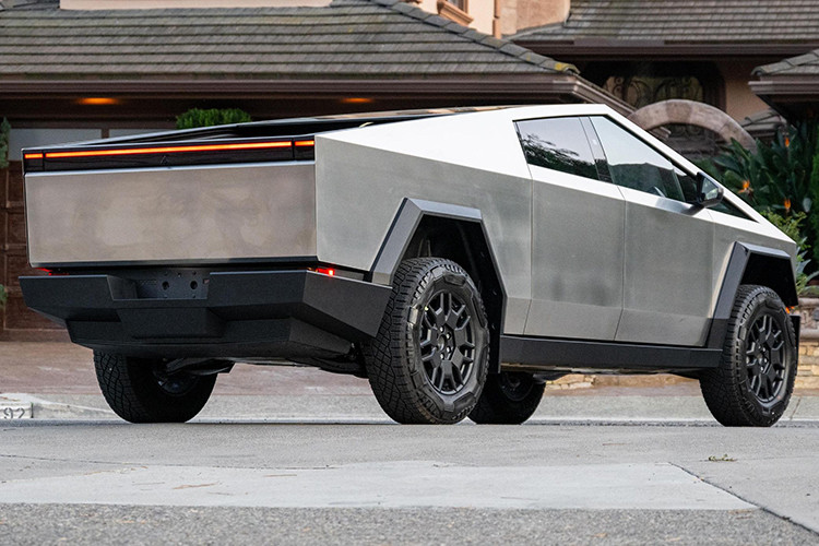 Theo Giám đốc điều hành Tesla, Elon Musk, bày tỏ sự tin tưởng cao độ vào sự an toàn của Tesla Cybertruck, khẳng định rằng Cybertruck sẽ vượt qua các xe tải khác về độ an toàn cho cả người ngồi trong xe và người đi bộ. Ông cũng xác nhận rằng mẫu bán tải của hãng đã trải qua các đánh giá nghiêm ngặt theo đúng quy định, trước khi chính thức được tung ra thị trường.