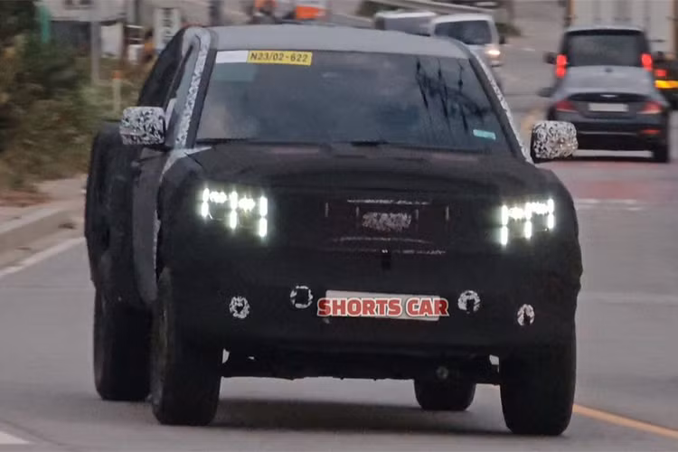 Có tên mã là “TK”, mẫu bán tải Tasman của Kia được phát triển trên khung thân tách rời. Tasman được dự đoán sẽ áp dụng ngôn ngữ thiết kế mới nhất của Kia là Opposites United với đèn pha Star Map đặt dọc, giống như trên các mẫu EV9 và EV5. Nhìn chung tổng thể “ngoại hình” của Kia Tasman sẽ khá vuông vức và bệ vệ. 