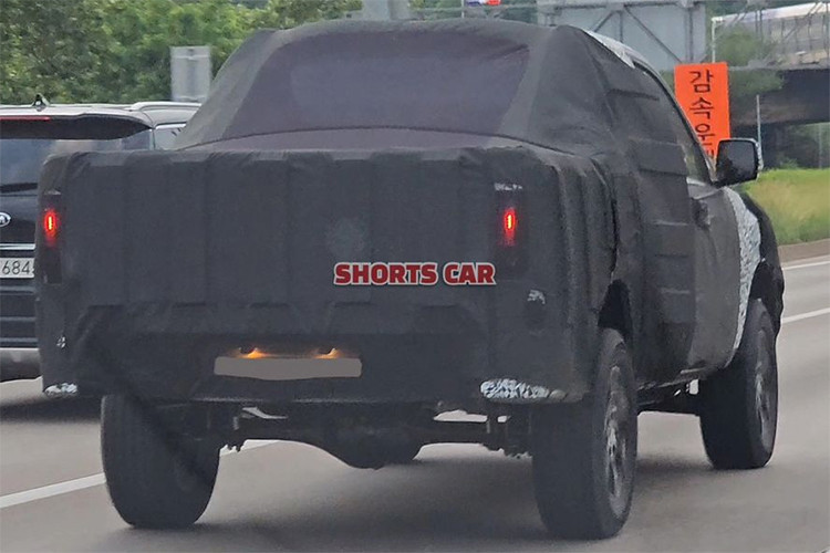 Gần đây, phiên bản thử nghiệm của xe vào hồi cuối tháng Một đã bị kênh Youtube Woopa TV bắt gặp nằm tại một bãi đỗ xe ở Hàn Quốc trong lớp nguỵ trang kín mít. Tuy nhiên, với những góc quay cận cảnh giới mộ điệu vẫn có thể hình dung ra phần nào thiết kế của xe.