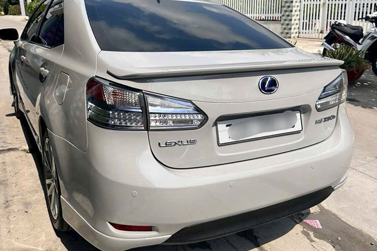 Chiếc Lexus HS 250h 2010 đang được rao bán này theo công bố đã vận hành khoảng 75.000 km. Ngoại thất xe vẫn giữ được độ bóng sáng, cụm đèn trước sau không có dấu hiệu mờ đục – cho thấy xe đã được chăm sóc kỹ lưỡng, thậm chí có thể đã "spa" trước khi rao bán. 