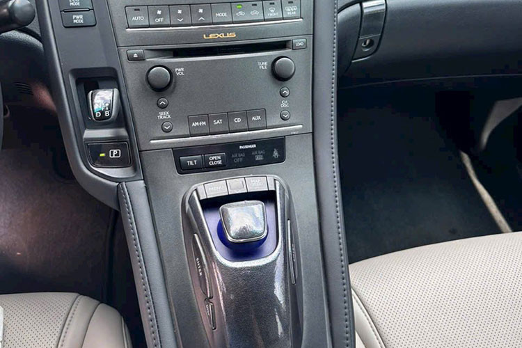 Dù là xe hybrid, HS 250h lại bị đánh giá là “hao xăng” hơn so với Toyota Prius – người anh em cùng khung gầm. Theo người bán, mức tiêu hao nhiên liệu trung bình vào khoảng 6 lít/100km đường hỗn hợp.