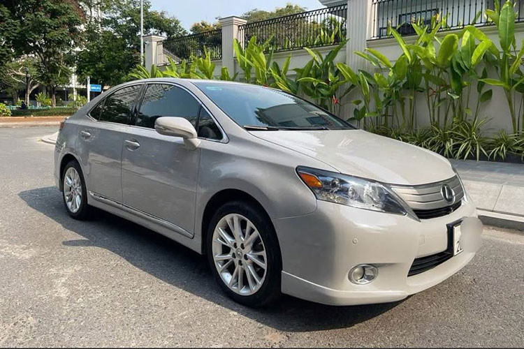 Tuy nhiên, người mua cần lưu ý: vì là mẫu xe hiếm và đã bị khai tử từ lâu, chi phí sửa chữa, thay thế linh kiện cho HS 250h có thể cao và mất thời gian. Đổi lại, bạn sẽ sở hữu một chiếc Lexus độc nhất vô nhị trên phố.