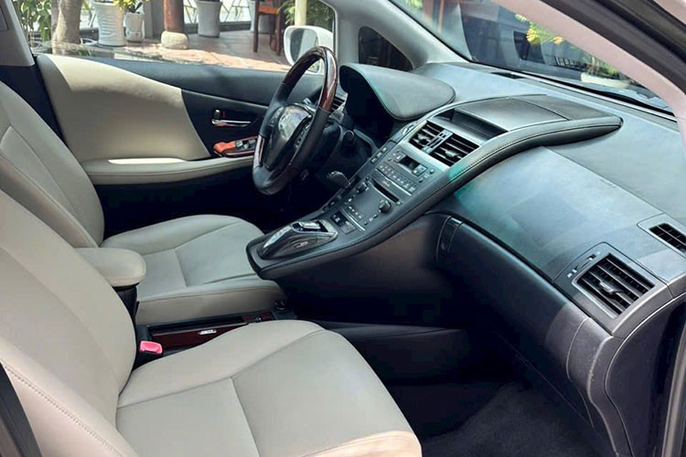 Mức giá xe Lexus HS 250h 2010 này hiện đang được chào giá hơn 500 triệu đồng trên sàn xe cũ ở TP HCM – tương đương với một chiếc Kia K3 1.6 Luxury đời mới (579 triệu đồng). 