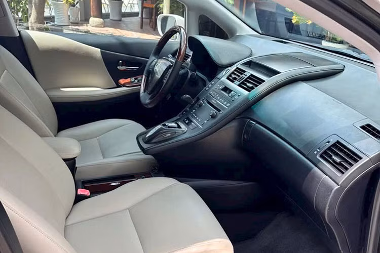 Mức giá xe Lexus HS 250h 2010 này hiện đang được chào giá hơn 500 triệu đồng trên sàn xe cũ ở TP HCM – tương đương với một chiếc Kia K3 1.6 Luxury đời mới (579 triệu đồng). 