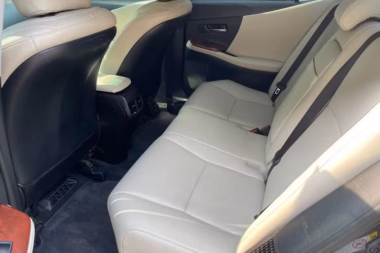 Chiếc sedan hạng sang Lexus HS 250h đời 2010 này được trang bị động cơ xăng 2.4L công suất 147 mã lực, kết hợp mô-tơ điện công suất 40 mã lực, cho tổng công suất 187 mã lực.