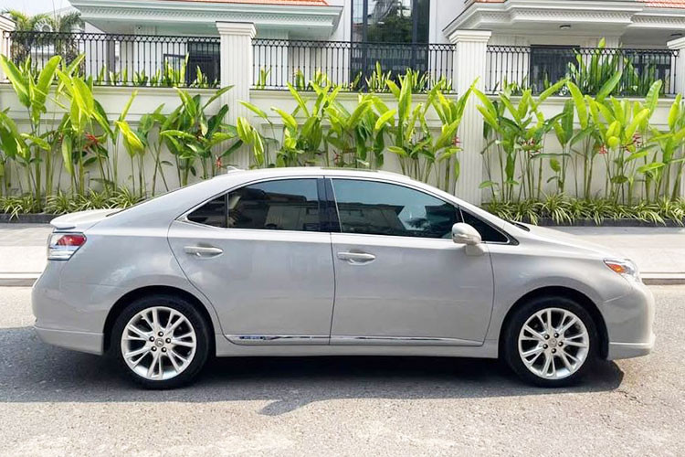 Chiếc xe Lexus HS 250h đời 2010 này từng được kỳ vọng là lựa chọn hybrid cao cấp tại thị trường Bắc Mỹ, nhưng doanh số lại không như mong đợi. Trong năm 2010, chỉ có 10.663 xe được bán ra và đến năm 2011 con số này lao dốc 73% xuống chỉ còn 2.864 xe.