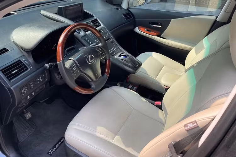 Bên trong, nội thất bền bỉ với thời gian dù đã có tuổi đời tới 15 năm. Ghế da màu kem căng đều, không nhăn nheo hay ngả màu. Chi tiết ốp gỗ trên vô-lăng và các nút bấm vật lý đều còn rõ nét, không trầy xước, cho thấy mức độ giữ gìn tốt từ chủ cũ. 