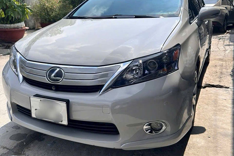 Đến năm 2012, Lexus chính thức ngừng phân phối HS 250h tại Mỹ. Tại Việt Nam, HS 250h xuất hiện vô cùng ít ỏi. Thời điểm 2009, một số nhà nhập khẩu tư nhân đã mang mẫu xe này về với kỳ vọng đánh vào nhóm khách hàng yêu thích sự "độc, lạ" đến từ thương hiệu hạng sang Nhật Bản. 