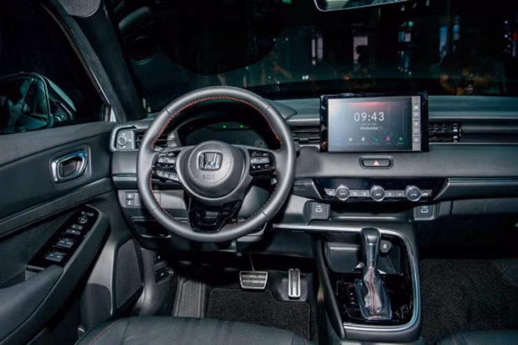 Nội thất xe tạo điểm nhấn với màn hình cảm ứng 8 inch, hỗ trợ kết nối Bluetooth, USB, Android Auto và Apple CarPlay. Mẫu xe mới này cũng được trang bị dàn âm thanh 6 loa, hệ thống đèn viền nội thất, cổng sạc USB cho hàng ghế sau hay cửa gió điều hòa cho hàng ghế sau,…