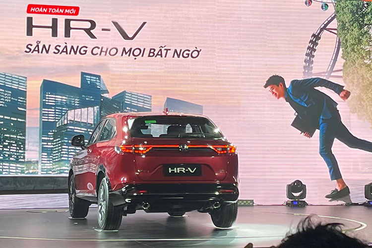 Xe được trang bị cụm đèn pha full-LED trên cả 2 phiên bản. Tuy nhiên, trên phiên bản HR-V L sẽ trang bị mâm xe 17 inch, lưới tản nhiệt dạng thanh nan ngang.