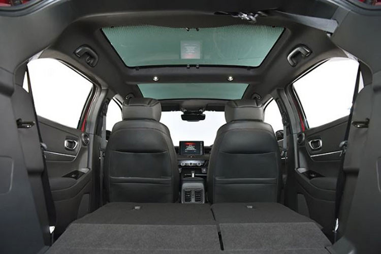 Sức mạnh được truyền tới bánh trước thông qua hộp số vô cấp CVT. Đi kèm với đó là 3 chế độ lái Normal, Eco và Sport.Honda cho biết động cơ mới giúp xe tăng tốc tốt hơn 1,5 lần so với đời cũ.