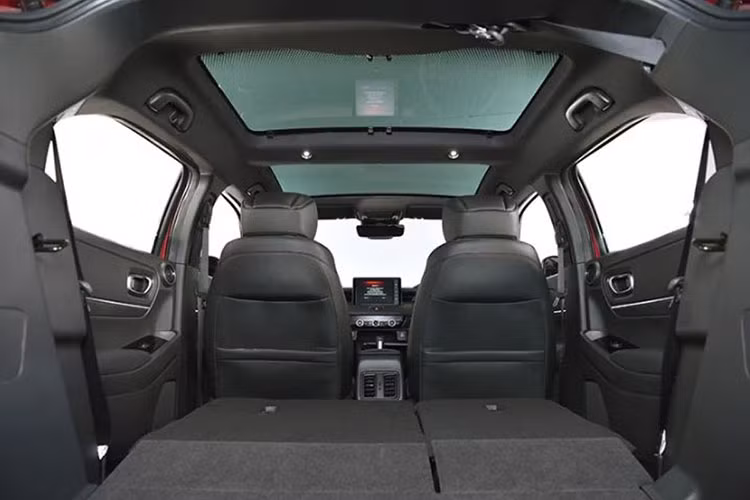 Sức mạnh được truyền tới bánh trước thông qua hộp số vô cấp CVT. Đi kèm với đó là 3 chế độ lái Normal, Eco và Sport.Honda cho biết động cơ mới giúp xe tăng tốc tốt hơn 1,5 lần so với đời cũ.