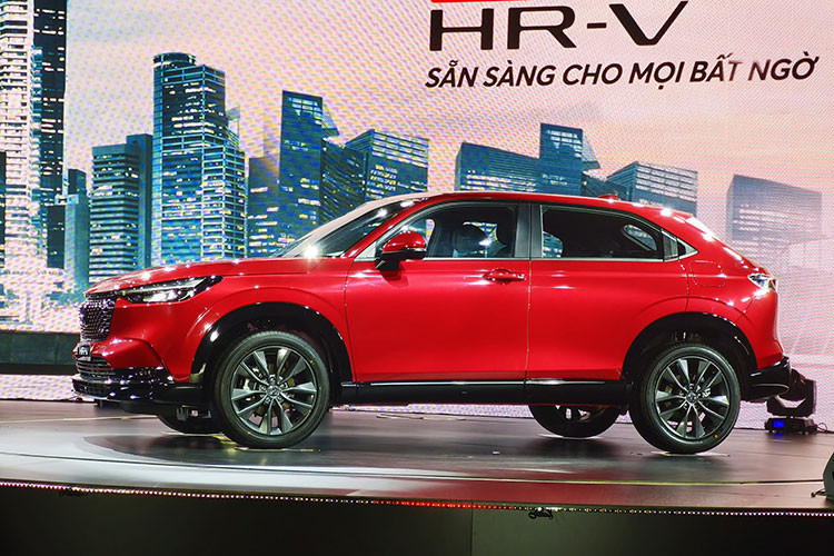 Công nghệ an toàn Honda SENSING là trang bị tiêu chuẩn trên HR-V 2022. Hệ thống này bao gồm các tính năng như: Hỗ trợ giữ làn, phanh khẩn cấp hạn chế va chạm, Cruise Control thông minh hỗ trợ bám đuôi xe trước ở tốc độ thấp, đèn pha thông minh, cảnh báo chệch làn…