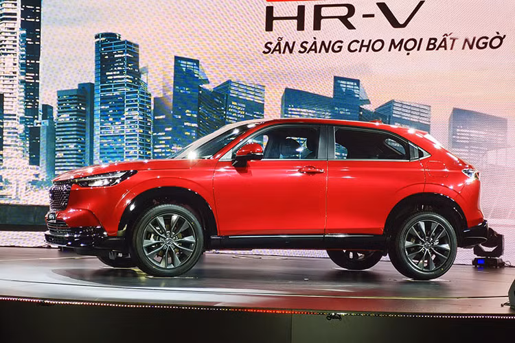 Công nghệ an toàn Honda SENSING là trang bị tiêu chuẩn trên HR-V 2022. Hệ thống này bao gồm các tính năng như: Hỗ trợ giữ làn, phanh khẩn cấp hạn chế va chạm, Cruise Control thông minh hỗ trợ bám đuôi xe trước ở tốc độ thấp, đèn pha thông minh, cảnh báo chệch làn…