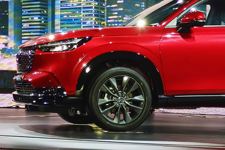 Trên phiên bản RS, xe được trang bị mâm xe 18 inch sơn đen, lưới tản nhiệt họa tiết dạng ánh sao kèm logo đính kèm giúp người dùng phân biệt.