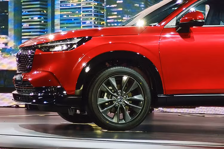 Trên phiên bản RS, xe được trang bị mâm xe 18 inch sơn đen, lưới tản nhiệt họa tiết dạng ánh sao kèm logo đính kèm giúp người dùng phân biệt.