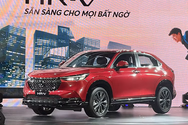Mẫu xe SUV Honda HR-V 2022 thế hệ thứ 2 mới ra mắt này được đánh giá là lần thay đổi toàn diện. Những đường nét thể thao của thế hệ trước đã được giảm bớt, thay vào đó thân xe thiết kế dài hơn, rộng hơn. Đồng thời, phong cách có phần hiền lành và sang trọng hơn.