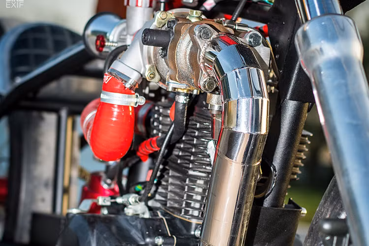 Bộ phuộc trước và cùm phanh của chiếc xe môtô cỡ nhỏ 150cc được lấy từ chiếc Suzuki GSX-F750, vành nan hoa phía trước kích thước 17inch được lấy từ chiếc supermoto Honda CRF kết hợp với bộ lốp trơn Metzeler Racetec. Bánh sau sử dụng vành CRF MX 18inch khá ấn tượng.