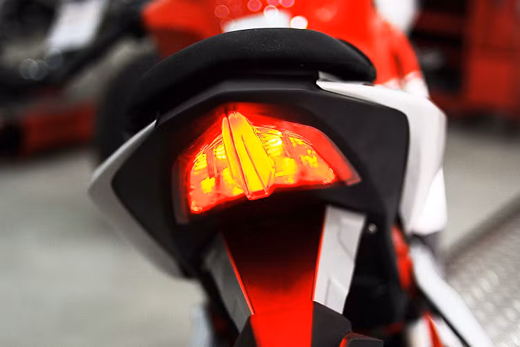 GPX Demon 150RG cũng sở hữu thiết kế khung dạng Trellis hoàn toàn mới mang phong cách Ducati Panigale, yên xe được thiết kế hai tầng với trọng tâm hạ thấp phía trước và sau nhô cao. Cụm đèn hậu phía sau được tách rời dạng full led với xi nhan hạ thấp khá hấp dẫn.