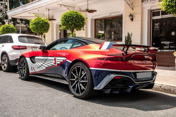 Aston Martin V8 Vantage tại Việt Nam ngoài bộ body kit AMR và cùng được trang bị động cơ V8, tăng áp kép, dung tích 4.0 lít do Mercedes-AMG sản xuất. Động cơ tạo ra công suất tối đa 510 mã lực tại tua máy 6.000 vòng/phút và mô-men xoắn cực đại 685 Nm tại dải tua máy 2.000 - 5.000 vòng/phút. 