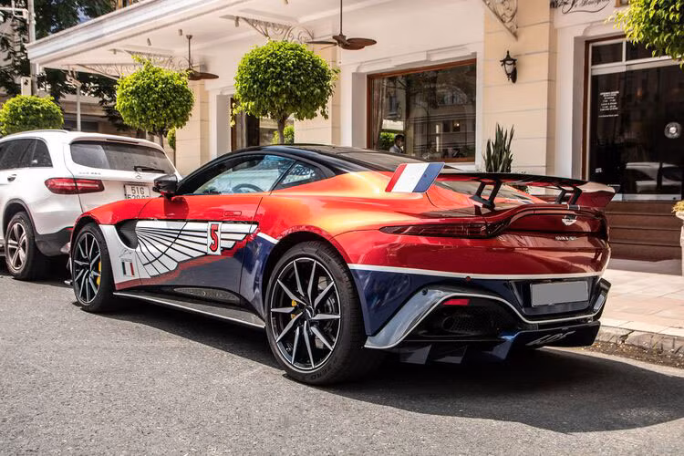 Aston Martin V8 Vantage tại Việt Nam ngoài bộ body kit AMR và cùng được trang bị động cơ V8, tăng áp kép, dung tích 4.0 lít do Mercedes-AMG sản xuất. Động cơ tạo ra công suất tối đa 510 mã lực tại tua máy 6.000 vòng/phút và mô-men xoắn cực đại 685 Nm tại dải tua máy 2.000 - 5.000 vòng/phút. 