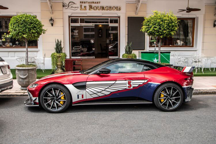 Trước đó, một chiếc siêu xe Aston Martin V8 Vantage màu đỏ với tùy chọn y hệt xe của Minh "Nhựa" mua chính hãng được rao bán khiến không ít người cho rằng đại gia này muốn dọn chỗ chiếc xe Anh quốc để đón siêu xe đến từ Đức là Mercedes-AMG GT R phiên bản Pro.