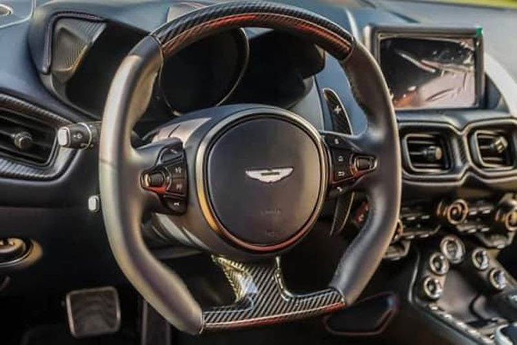 Siêu xe này sở hữu bộ body-kit AMR với nhiều chi tiết được làm từ sợi carbon như cản va trước / sau, mang cá bổ sung ở đầu xe, cánh gió cỡ lớn bằng carbon ở đuôi xe... Bên trong khoang cabin, xe được phủ lên 2 tông màu là đen Dark Knight và đỏ Spicy Red.