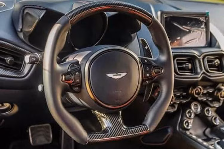 Siêu xe này sở hữu bộ body-kit AMR với nhiều chi tiết được làm từ sợi carbon như cản va trước / sau, mang cá bổ sung ở đầu xe, cánh gió cỡ lớn bằng carbon ở đuôi xe... Bên trong khoang cabin, xe được phủ lên 2 tông màu là đen Dark Knight và đỏ Spicy Red.