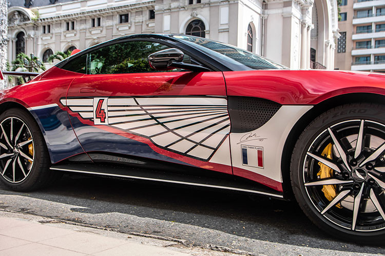 Không quá khó để giới mê xe nhận ra chiếc xe Aston Martin V8 Vantage của Minh Nhựa do có màu sơn đỏ đặc trưng cùng cách phối màu đề-can đậm chất chơi xe của chủ nhân Pagani Huayra.